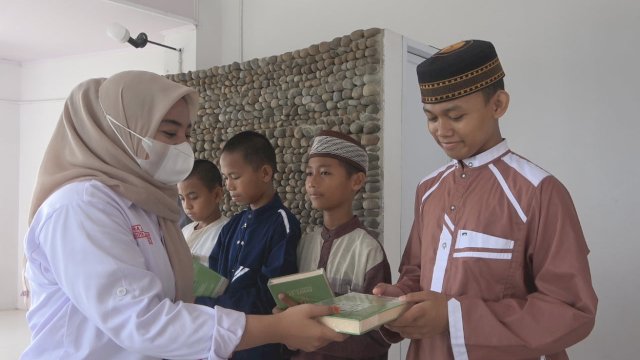 Ikatan Mahasiswa Akuntansi Indonesia (IMAI) Simpul Sulsel, membagikan Alquran ke rumah Tahfidz