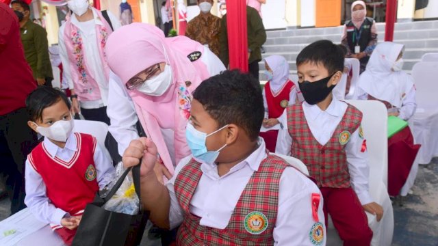 Ibu Iriana Joko Widodo dan Ibu Wury Ma’ruf Amin bersama sejumlah anggota Organisasi Aksi Solidaritas Era Kabinet Indonesia Maju (OASE KIM) meninjau secara langsung vaksinasi Covid-19 bagi anak-anak usia 6-11 tahun yang dilaksanakan di SDN 196 Sukarasa, Kota Bandung