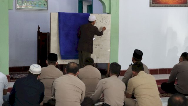 Polres Palopo Berikan Pembinaan Rohani dan Mental ke Personel