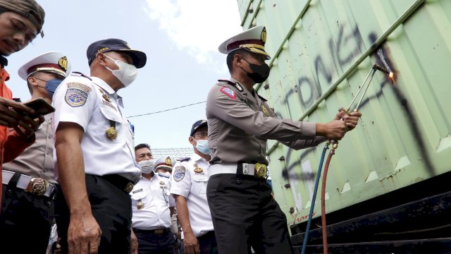 Dirlantas Polda Sulsel Kombes Pol Faizal melakukan normalisasi kendaraan ODOL di Jembatan Timbang, Maccopa, Maros. (Foto:  Media Ditlantas Polda Sulsel)