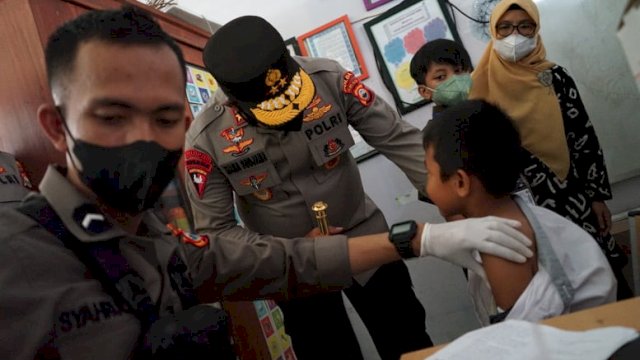 Kapolda Sulsel Irjen Pol Nana Sudjana memantau vaksinasi di SDN Kompleks IKIP Makassar