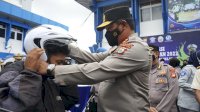 Bagikan Helm dan Masker, Kapolda Sulsel Turun Langsung Operasi Keselamatan 2022
