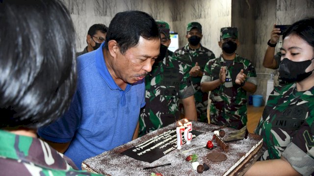 Kapolda Sulsel Irjen Pol Nana Sudjana mendapatkan kejutan ucapan ulang tahun dari Pangdam XIV Hasanuddin Mayjen TNI Andi Muhammad