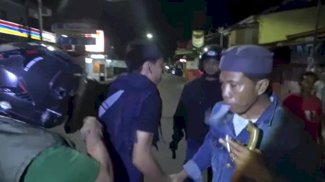 Polisi mengamankan pemuda yang membawa senjata tajam. Barang bukti diamankan polisi