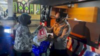 Vaksinasi Gerai Polres Palopo di Pelataran Mesjid Agung Palopo dapat Hadiah Minyak Goreng