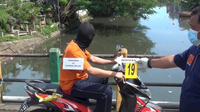Salah satu adegan rekonstruksi pembunuhan Najamuddin Sewang 