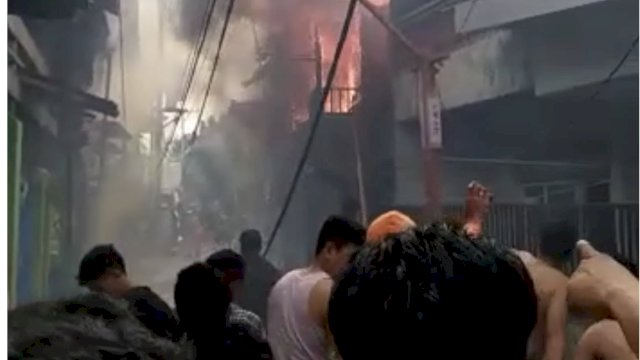 Kebakaran di Jalan Sunu Makassar
