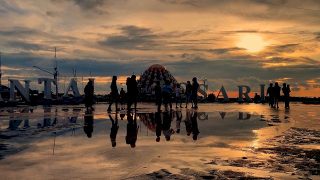 Suasana Sunset di Anjungan Pantai Losari Makassar. (Foto: Lintasterkini.com)