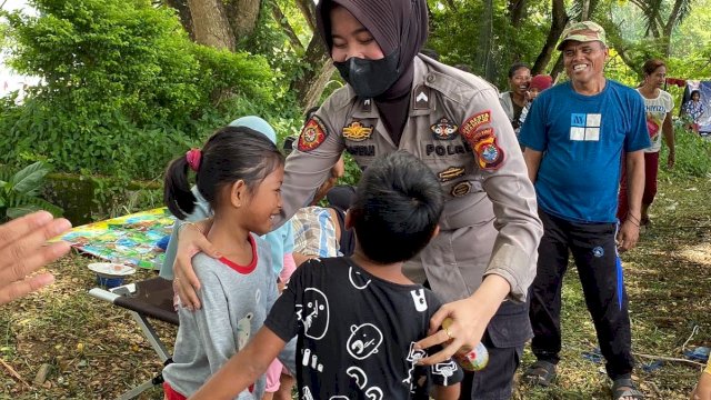 Polisi Wanita dari Biro SDM Polda Sulbar melakukan trauma healing dengan bermain dengan anak-anak tersampak gempa di Mamuju