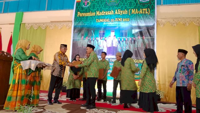 Peresmian Madrasah Aliyah setingkat Sekolah Menengah Atas yang berkedudukan di Kampung Tering Seberang Kecamatan Tering Kabupaten Kutai Barat Kalimantan Timur