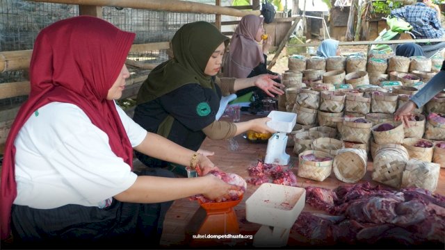 Pembagian daging kurban oleh dompet duafa