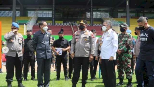 Kapolda Sulsel Irjen Pon Nana Sudjana saat meninjau kesiapan Stadion Gelora BJ Habibie