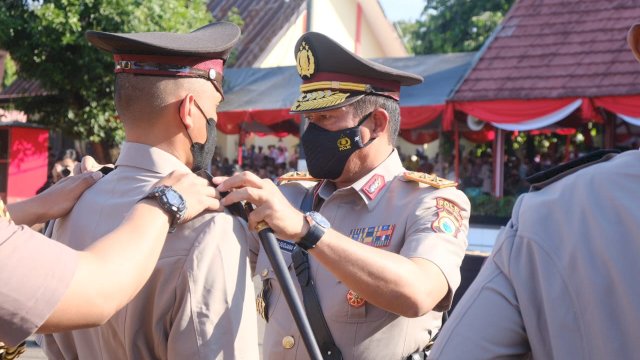 Kapolda Sulsel Irjen Pol Nana Sudjana menyematkan tanda pangkat efektif kepada Bintara remaja yang baru saja dilantik, di SPN Batua