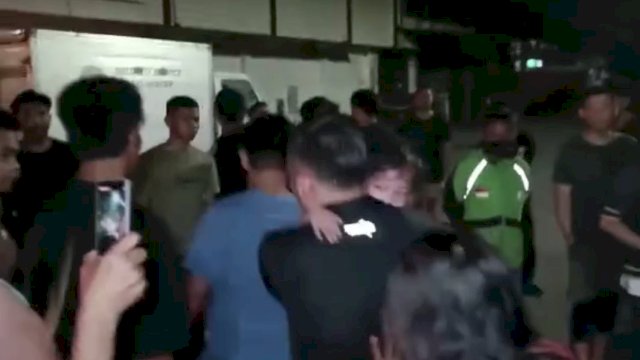 Seorang anak yang berhasil diselamatkan dari kebakaran di Toddopuli langsung dibawa ke Rumah sakit