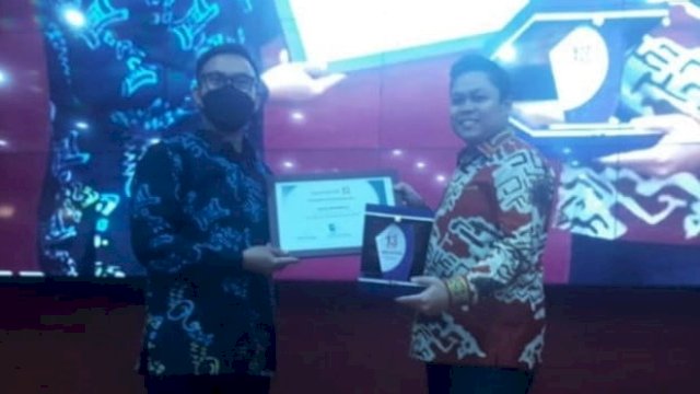 Yasir Mahmud saat mendapatkan award pada HUT Kabar Makassar