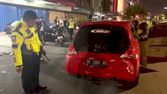 Kasat Lantas Polrestabes Makassar AKBP Zulanda, saat mengamankan mobil yang menggunakan knalpot brong