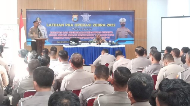 Latihan Pra (Latpra) Operasi Zebra 2022 yang dihadiri para Kasatlantas dan Kabag Ops Polres jajaran, di Aula Biru Ditlantas Polda Sulsel, Rabu (28/9/2022).