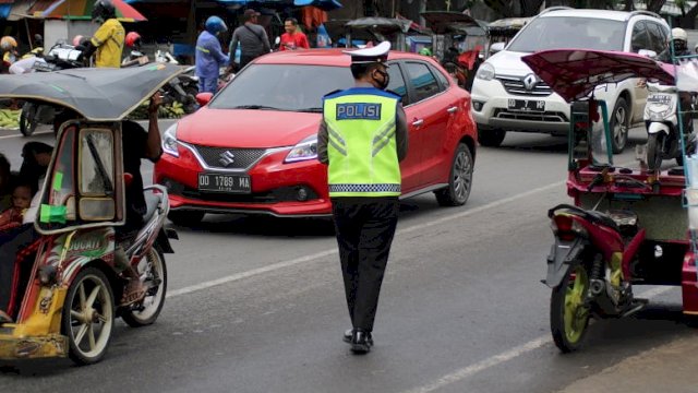 Ilustrasi-polisi sedang mengatur arus lalulintas di sekitar Pasar Pabaengbaeng Makassar