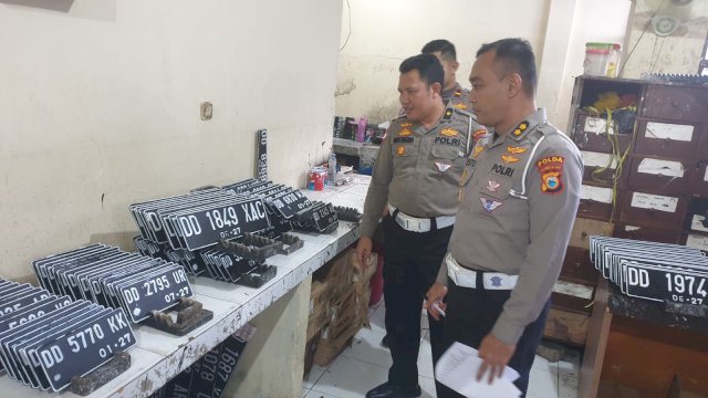 AKBP Restu melakukan sidak di Kantor Samsat Makassar