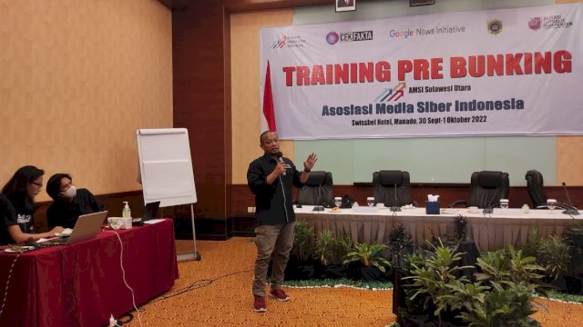 Ketua AMSI Sulsel Herwin Bahar memberikan pelatihan Prebunking di Manado