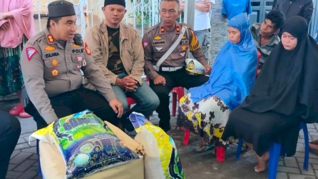 Kasatlantas Polrestabes Makassar AKBP Zulanda saat menjenguk keluarga korban lakalantas