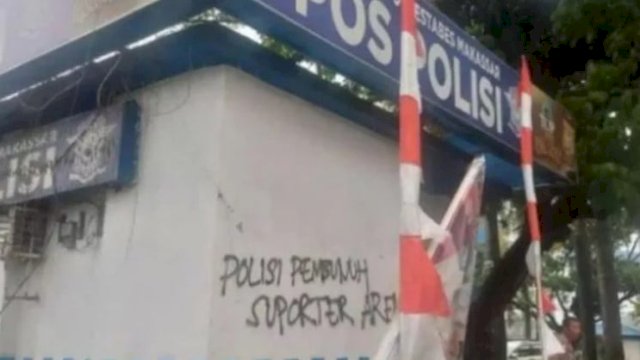 Pos polisi Makkasar jadi sasaran pelemparan bom molotov dan vandalisme (Instagram/ makasar__iinfo)