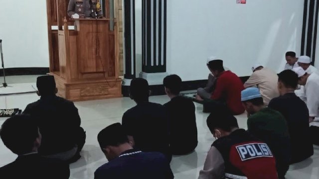 Kapolres Palopo AKBP Muh Yusuf Usman lakukan safari subuh di Masjid Baitul fadilah KM 6 kelurahan Murante, Kecamatan, Kota Palopo