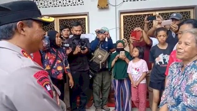 Kapolda Sulsel Irjen Pol Nana Sudjana saat mengunjungi korban banjir di Makassar