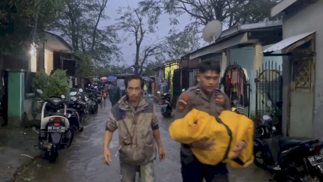 Personel Polda Sulsel mengevakusi korban meninggal akibat pohon tumbang di Makassar