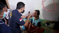 Kapolda Sulbar Kirim Dokter Untuk Rawat Ibu Husna yang Sakit Menahun