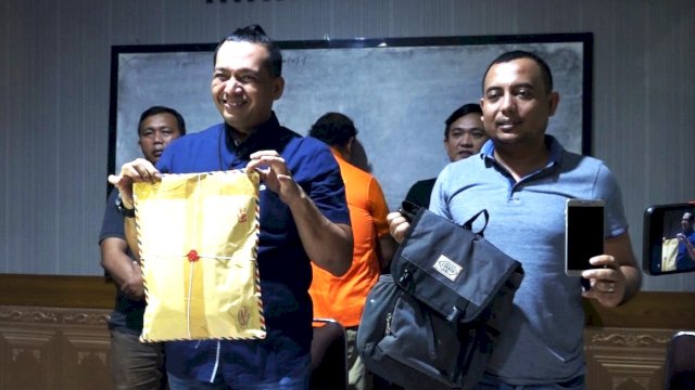 Kasat Narkoba Polrestabe Makassar AKBP Doli Martua Tanjung saat menunjukkan barang bukti yang diamankan 