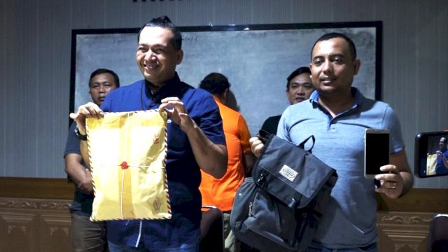 Kasat Narkoba Polrestabe Makassar  AKBP Doli Martua Tanjung saat menunjukkan barang bukti yang diamankan 