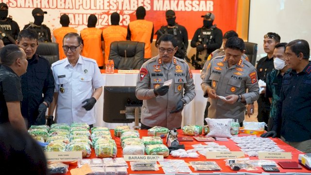 Kapolda Sulsel Irjen Pol Nana Sudjana saat melihat langsung barang bukti narkotika yang berhasil diamankan Polrestabes Makassar