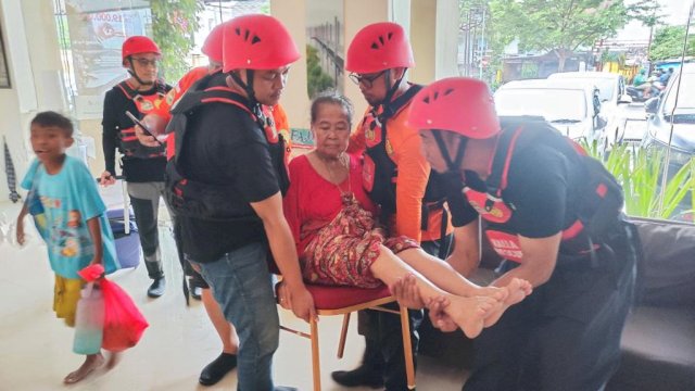 Bantu Ribuan Warga Selama Banjir, Kalla Rescue Jangkau 9 Kecamatan di Kota Makassar