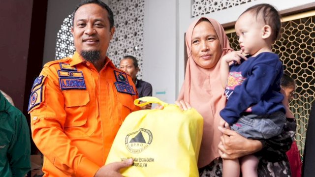 Gubernur Sulawesi Selatan (Sulsel), Andi Surdiman Sulaiman (kiri).