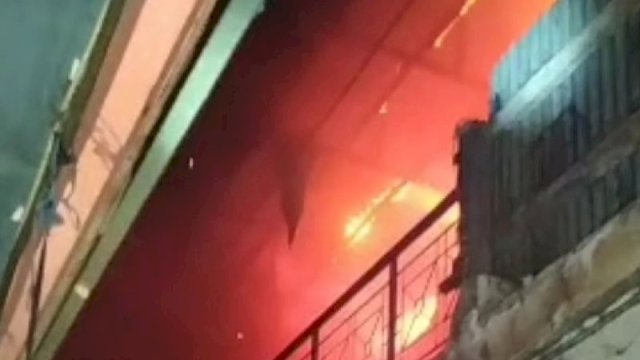 Pasar Terong, Kota Makassar, Sulawesi Selatan, terbakar pada Minggu (5/2/2023) malam. (Foto: Tangkapan layar video)