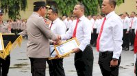 Apel Gabungan, Kapolda Sulsel Serahkan Piagam Perhargaan ke Personel Berprestasi