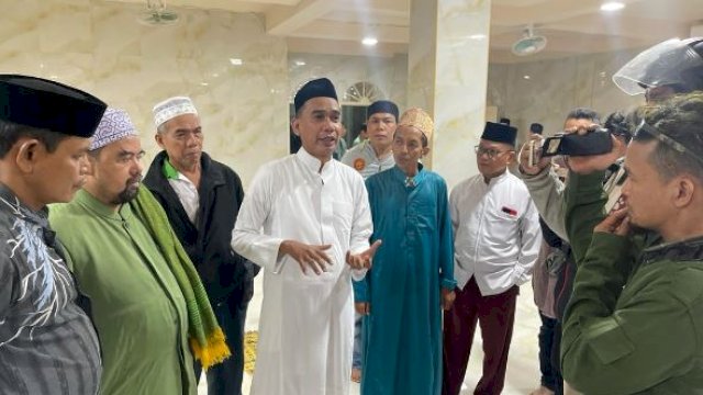 Ketua DPRD Kota Makassar, Rudianto Lallo, saat mengunjungi Masjid Ittifaqul Jamaah yang kubahnya roboh, Minggu (26/3/2023) malam).