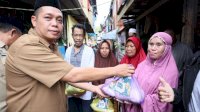 Diskominfo Makassar Bagi-bagi Paket Sembako di Dua Kelurahan