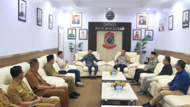 Pimpinan DPRD Kota Makassar menerima kunjungan silaturahmi Kapolrestabes Makassar yang baru, Kombes Pol. Mokhamad Ngajib di Ruang Ketua DPRD Kota Makassar, Selasa (18/4/2023). 