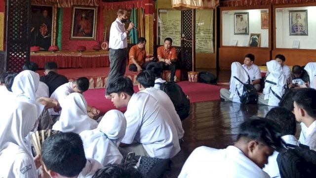 Kenal Kearifan Lokal, Siswa SMA Islam Athirah Bukit Baruga Kunjungi Museum Balla Lompoa