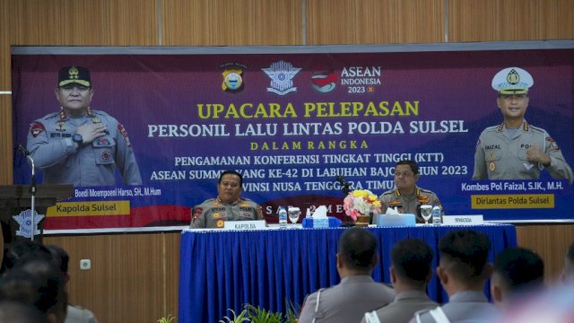 Kapolda Sulsel Irjen Pol Setyo Boedi saat melepas 75 personel Ditlantas Polda Sulsel di Aula Biru
