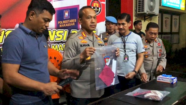 Kapolrestabes Makassar Kombes Mokhamad Ngajib memperlihatkan barang bukti yang diamankan