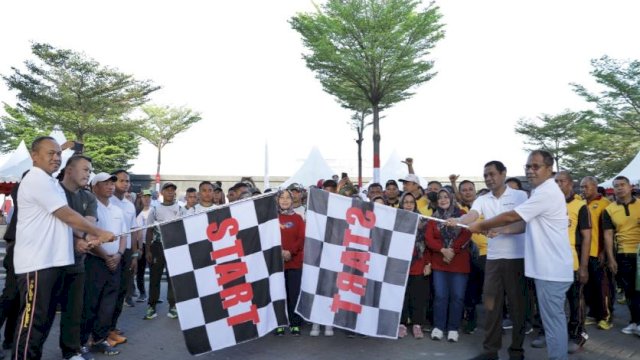Olahraga Bersama TNI-Polri dan Pemkot Makassar dalam rangka Hari Bharangkara ke-77 di Anjungan Pantai Losari, Selasa (30/5/2023).