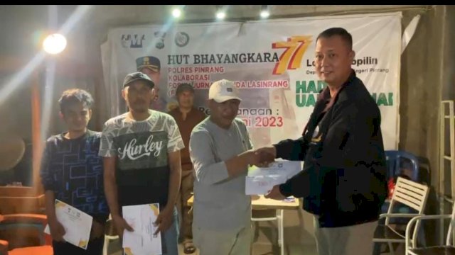 Kapolres Pinrang Serahkan Langsung Hadiah Kepada Para Juara Event Domino HUT Bhayangkara 77