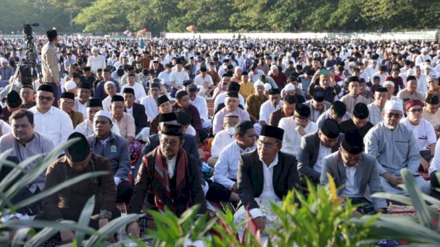 Menteri Pertanian (Mentan), Syahrul Yasin Limpo (SYL), bersama Wali Kota Makassar, Moh. Ramdhan "Danny" Pomanto, melaksanakan salat Iduladha 1444 H/2023 M di Lapangan Karebosi, Makassar, Kamis (29/6/2023).