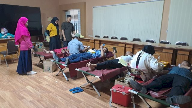 Kegiatan donor darah Dinas Pemberdayaan Masyarakat dan Desa (PMD) Sulawesi Selatan (Sulsel) bekerja sama UPT Transfusi Darah Dinas Kesehatan Sulsel, di Lounge Dinas PMD Sulsel, Jumat (7/7/2023).
