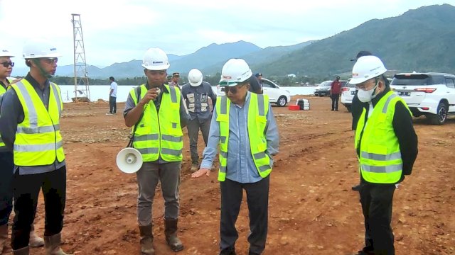 JK saat meninjau proyek pembangunan smelter PT Bumi Mineral Sulawesi di Kabupaten Luwu,Sulawesi Selatam, jumat (15/09/2023).