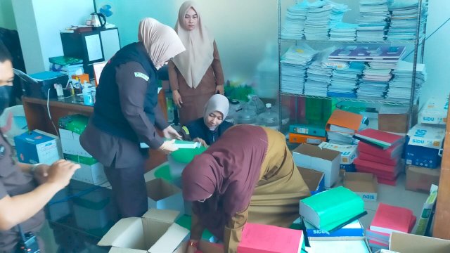 Penyidik Kejari Gowa sedang melakukan penggeledahan di Rumah Sakit Syekh Yusuf Gowa