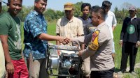 Implementasikan Program Kapolri, Bhabinkamtibmas Ini Kembali Bagikan Pompa Air Untuk Petani
